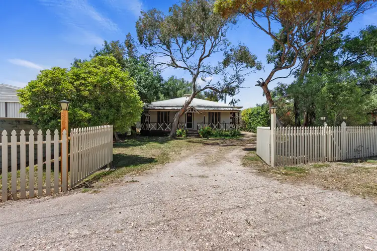 6 Giles Street West