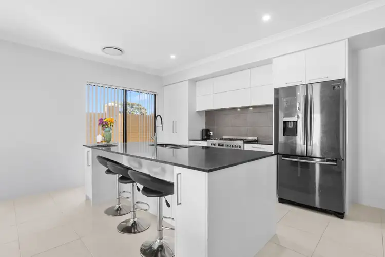16 Dawning Way, Lake Coogee WA 6166