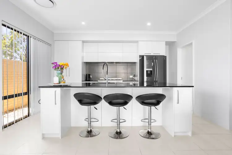 16 Dawning Way, Lake Coogee WA 6166