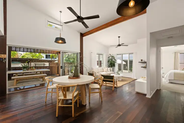 10 Oloway Crescent, Alexandra Headland QLD 4572