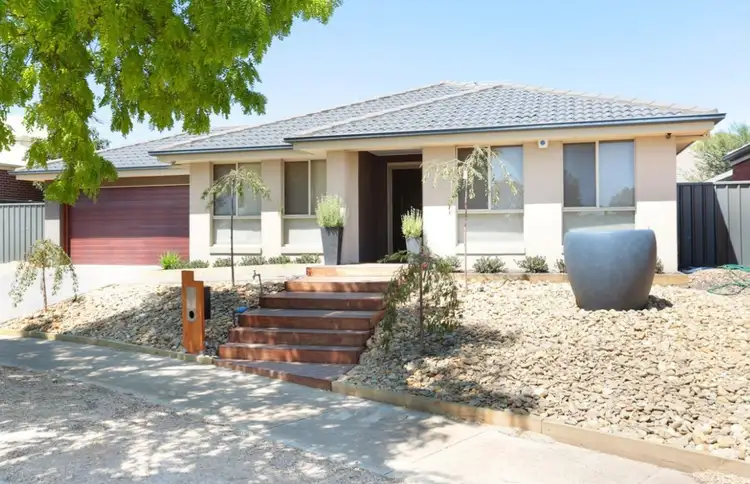 7 Insley Way, Caroline Springs VIC 3023