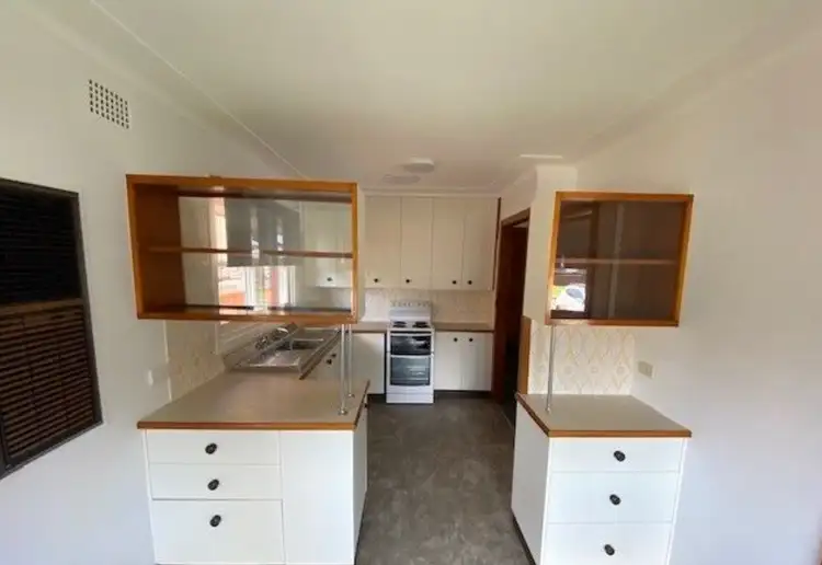 Fifth view of Homely house listing, 10 DELANDO CRESCENT, Marks Point NSW 2280