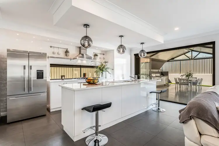 6 Litchfield Circle