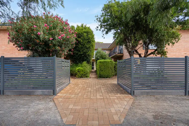 11 Helenslea Avenue
