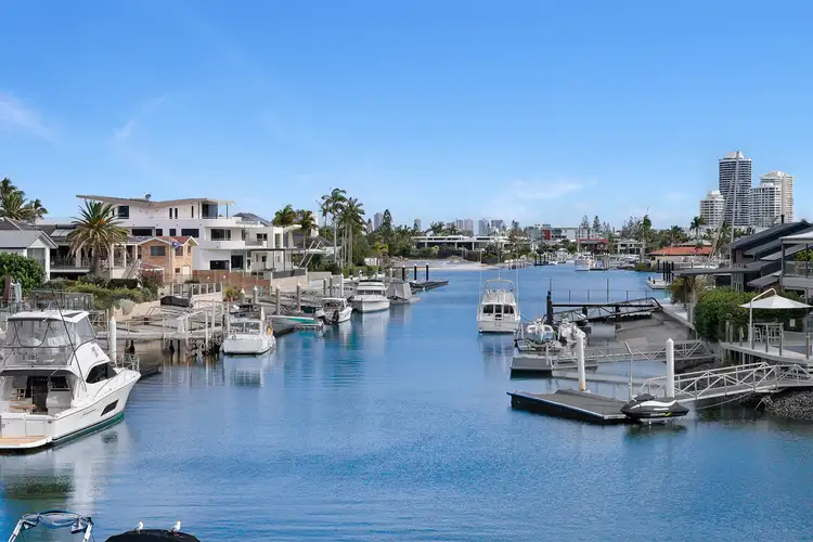 6 Runaway Bay Avenue
