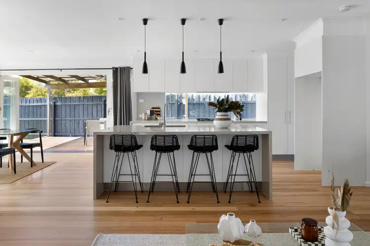 11 Stradbroke Avenue