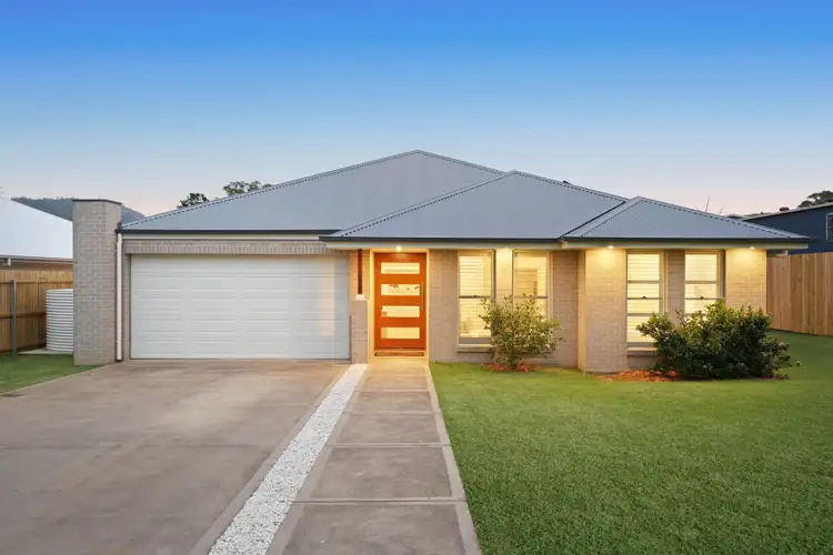 16 White Waratah Place
