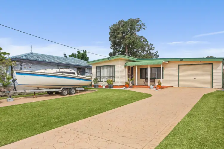 9 Deakin Street