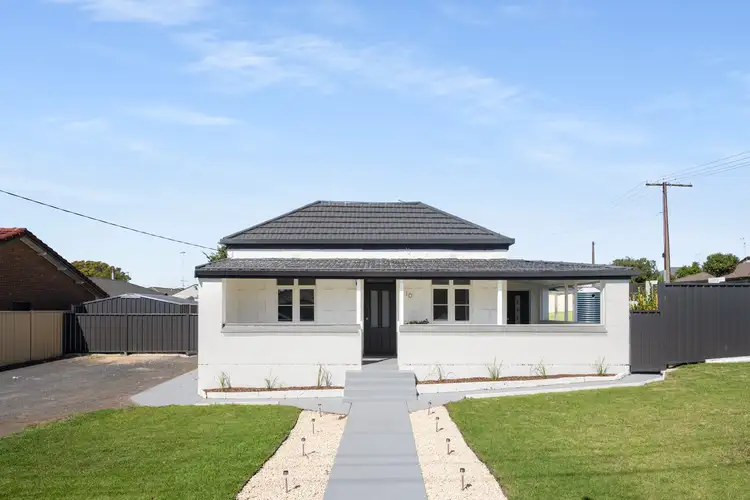 10 Sutton Avenue