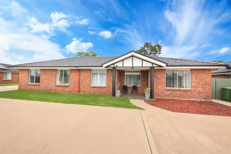 2/210 Neeld Street