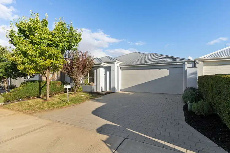 18 Rhodeswood Drive