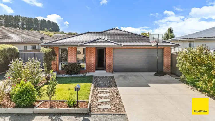9 Deniston Circuit