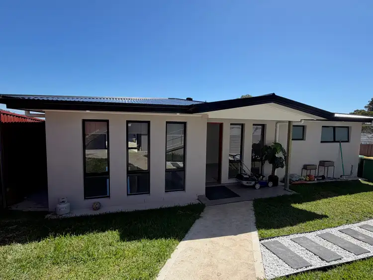 8 Lowry St