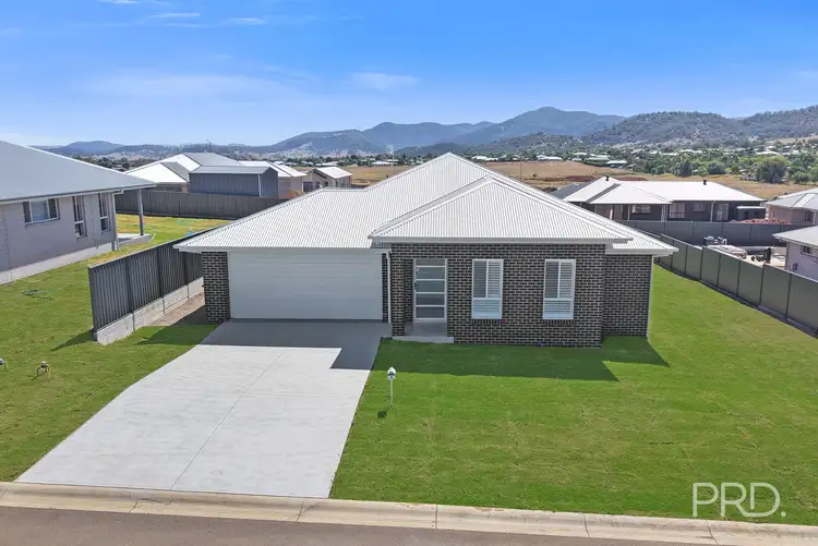 8 Crested Avenue
