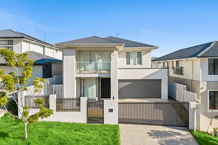 8 Lakeshore Crescent