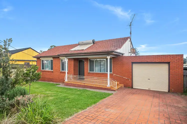 8 Blaxland Avenue
