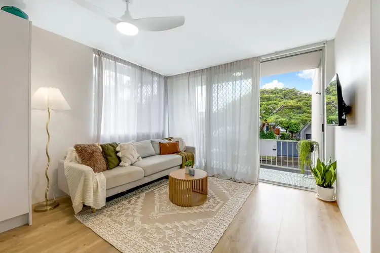 6 Leo Crescent