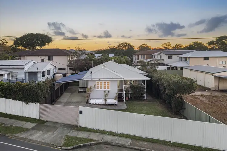 1654 Sandgate Road