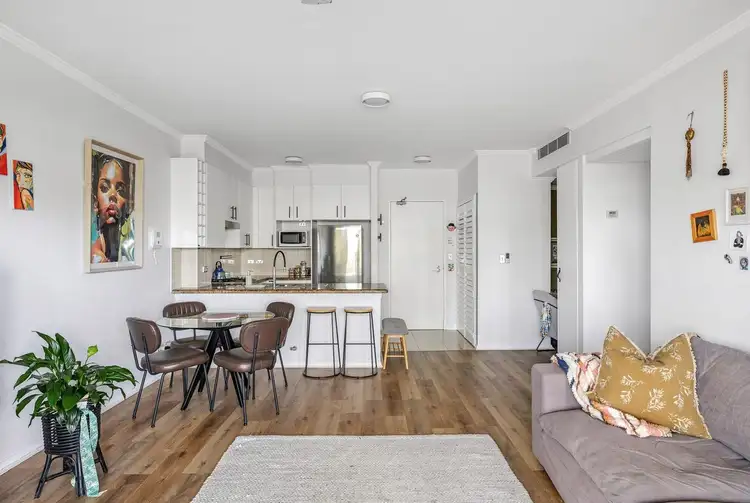 4 Dolphin Close