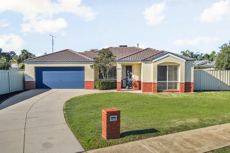 16 Woodlands Circuit