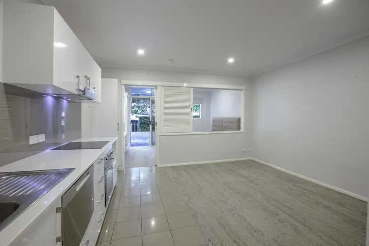 85 Deakin Street