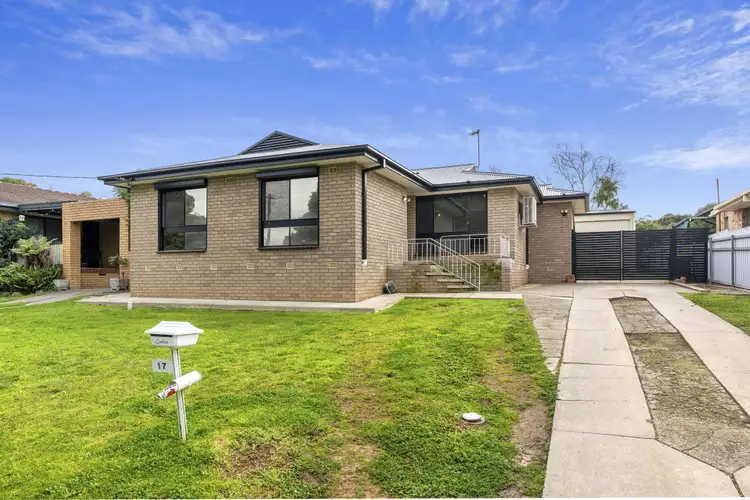 17 Fairbairn Crescent