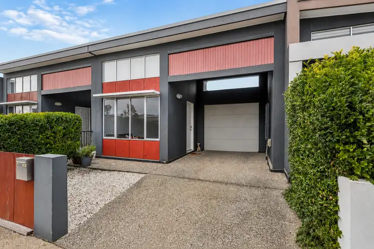 6 Ascot Lane