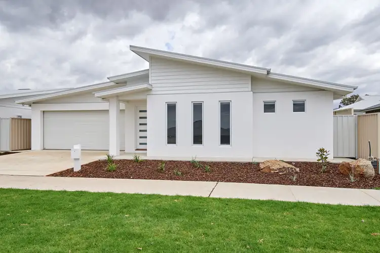 32 Cootamundra Boulevard