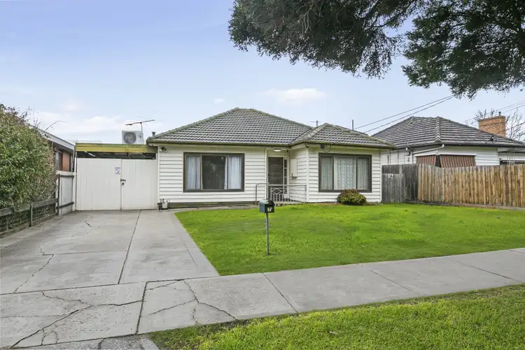 7 Lloyd Avenue