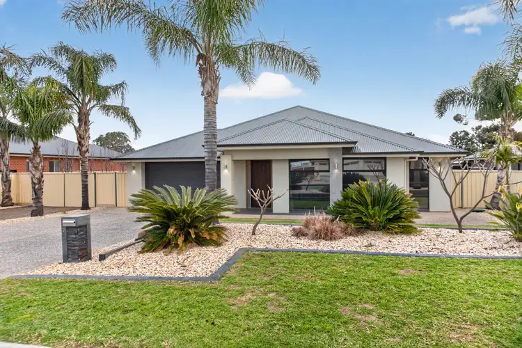 7 Fantasia Drive