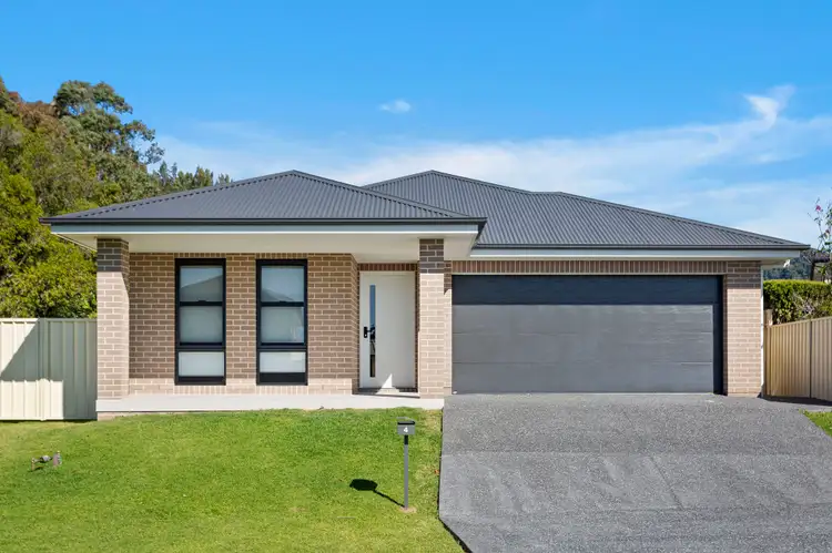 4 Fleet Crescent