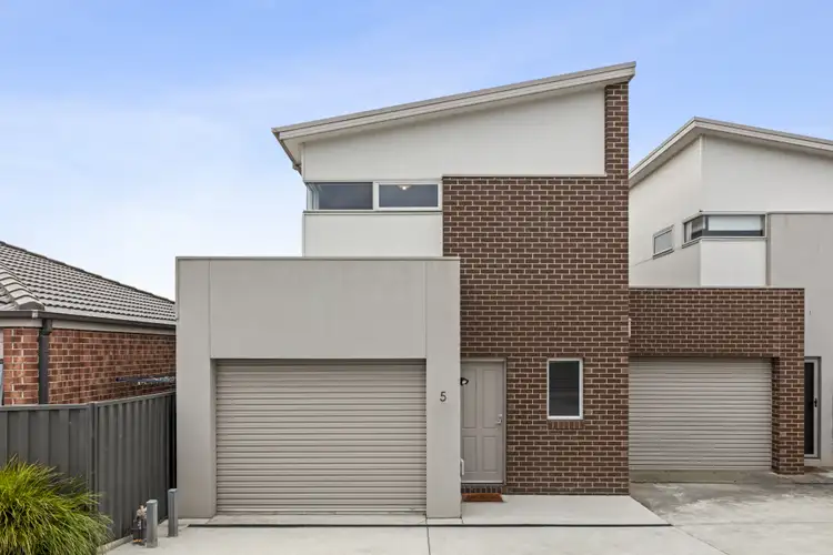 6 Crows Road