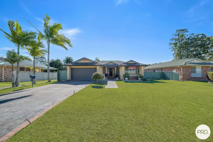 17 Diamentina Way