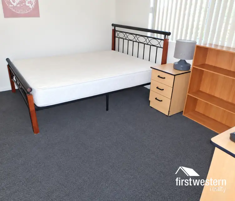 ROOM 3/61 Lakeside Drive