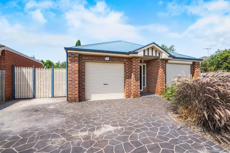 11 Redleaf Close