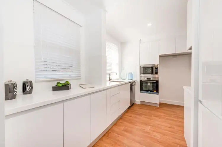 8/13 Botany Street