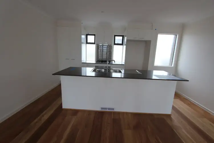 16/17 Golden Elm Way