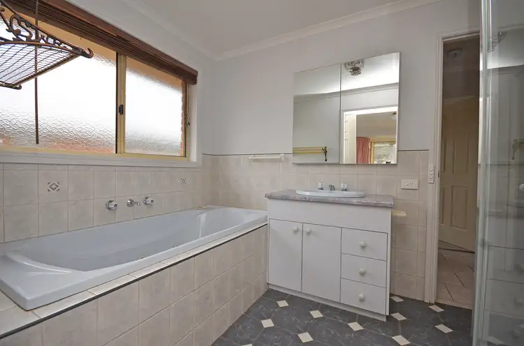 Fifth view of Homely house listing, 2 Canary Court, Wodonga VIC 3690