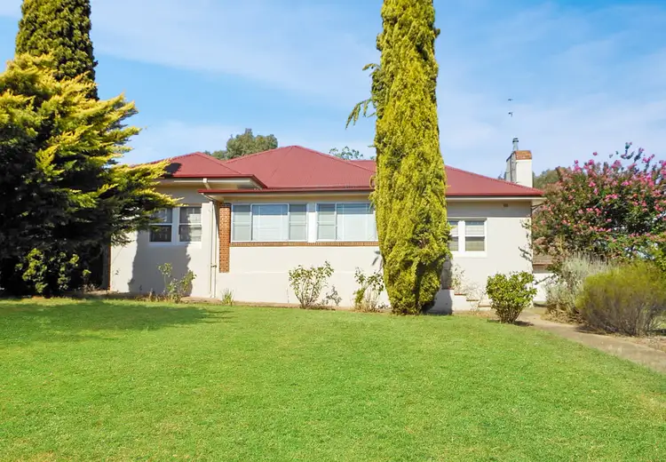 33 Blackett Avenue, Young NSW 2594