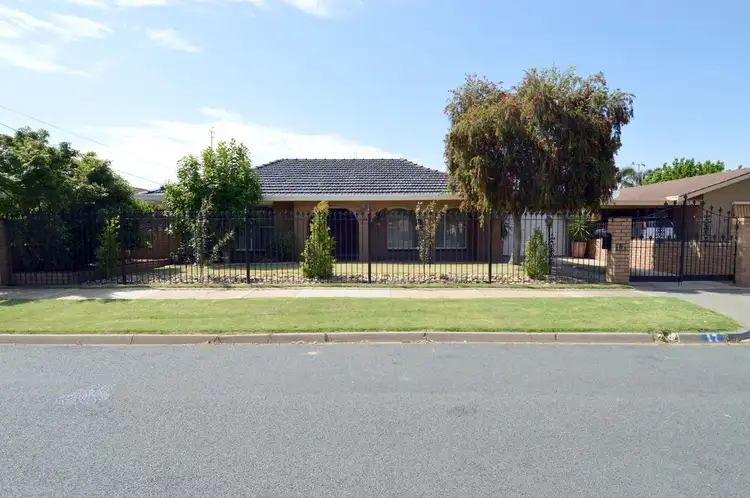 17 Rutley Crescent