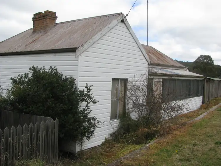 61W APSLEY STREET, Walcha NSW 2354