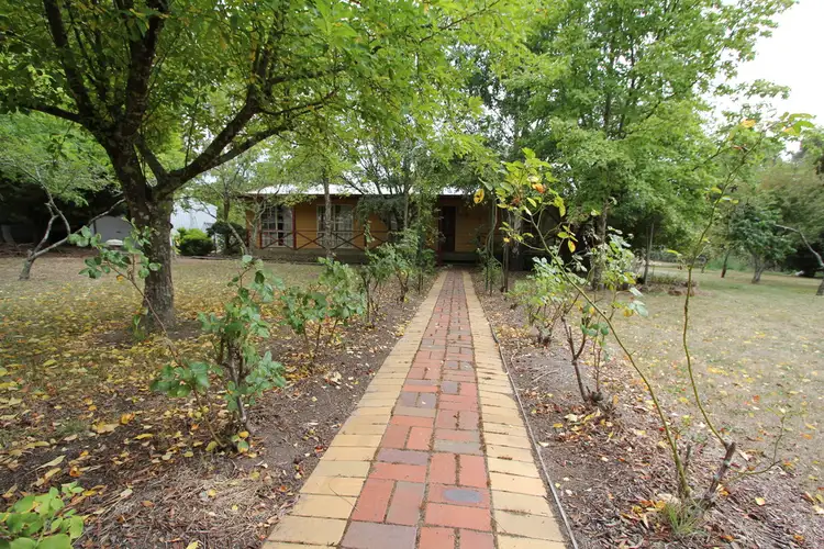8 Urquhart Street, Gordon VIC 3345