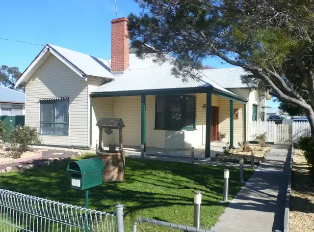 54 Jamouneau Street, Warracknabeal VIC 3393