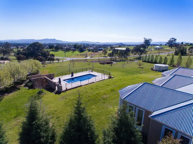 9 Lauren Court, Table Top NSW 2640