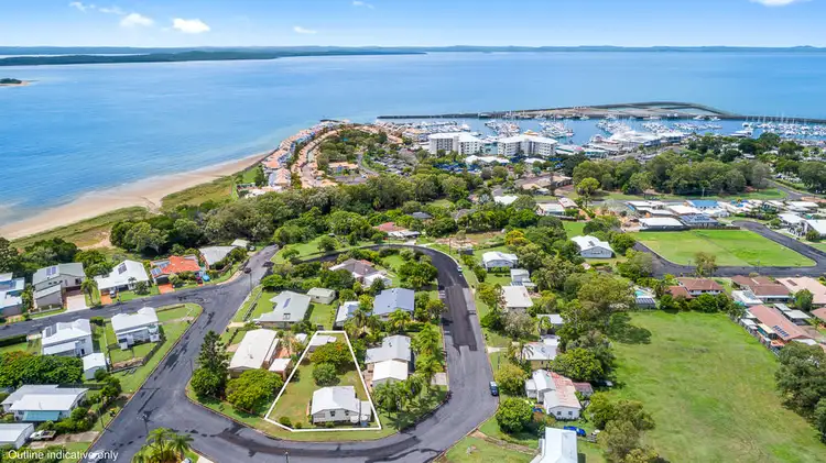 4 Crescent Street, Urangan QLD 4655
