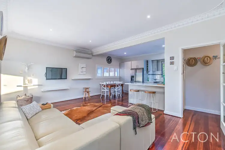 21A Woodley Crescent