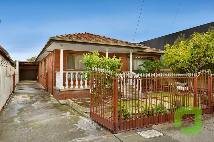 8 Bayview Road, Seddon VIC 3011