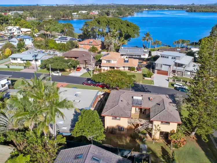 17 Bimbadeen Ave, Banora Point NSW 2486