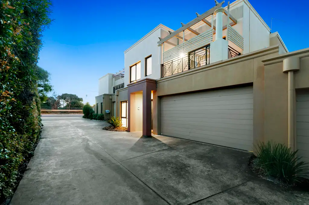 Main view of Homely townhouse listing, 2/276 Nepean Highway, Seaford VIC 3198