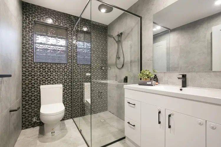 5 VINCA STREET, Hillcrest QLD 4118